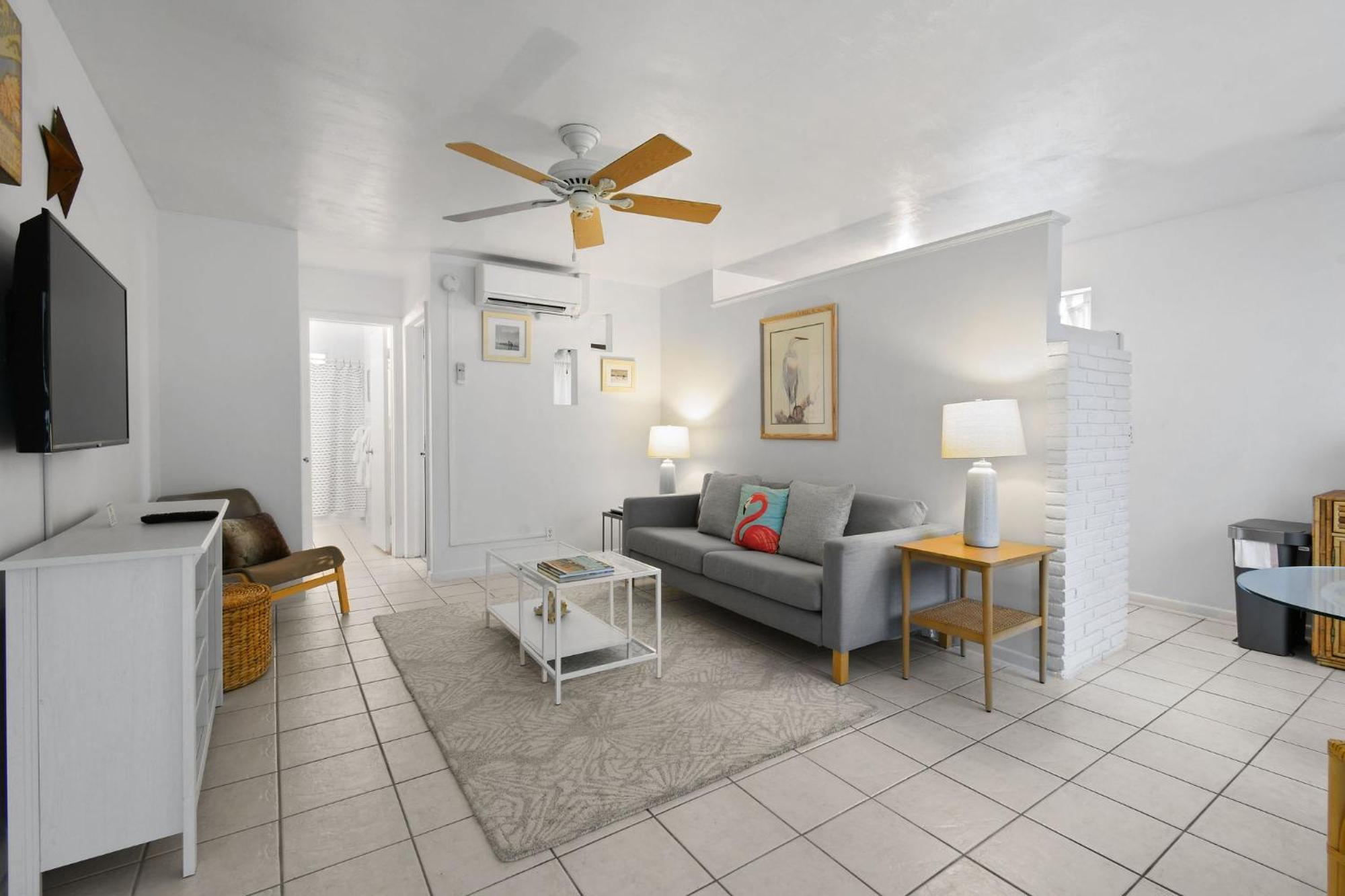 Sunshine Shores Boutique Apartments Palm Beach Shores Exterior photo