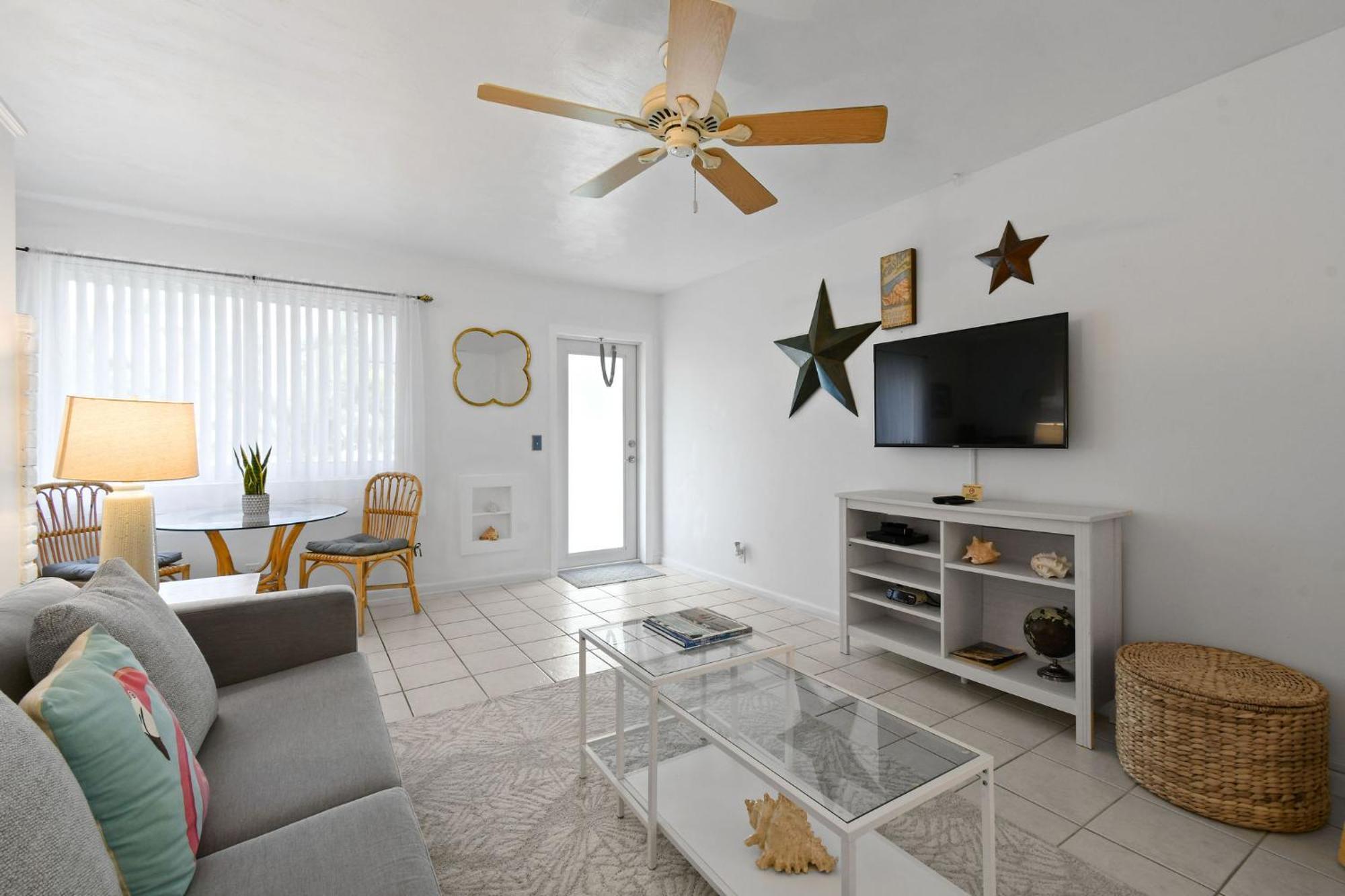 Sunshine Shores Boutique Apartments Palm Beach Shores Exterior photo