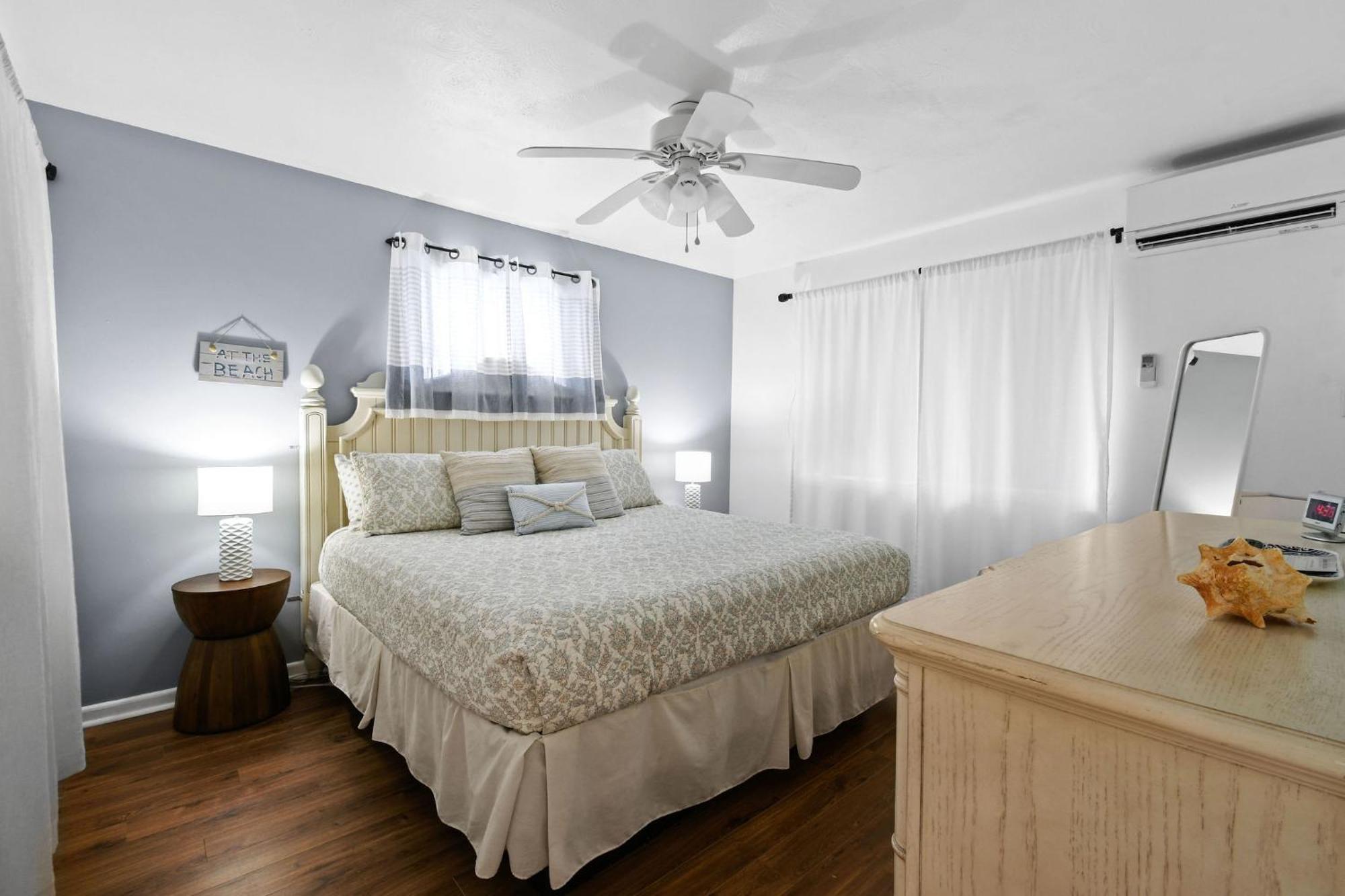 Sunshine Shores Boutique Apartments Palm Beach Shores Exterior photo