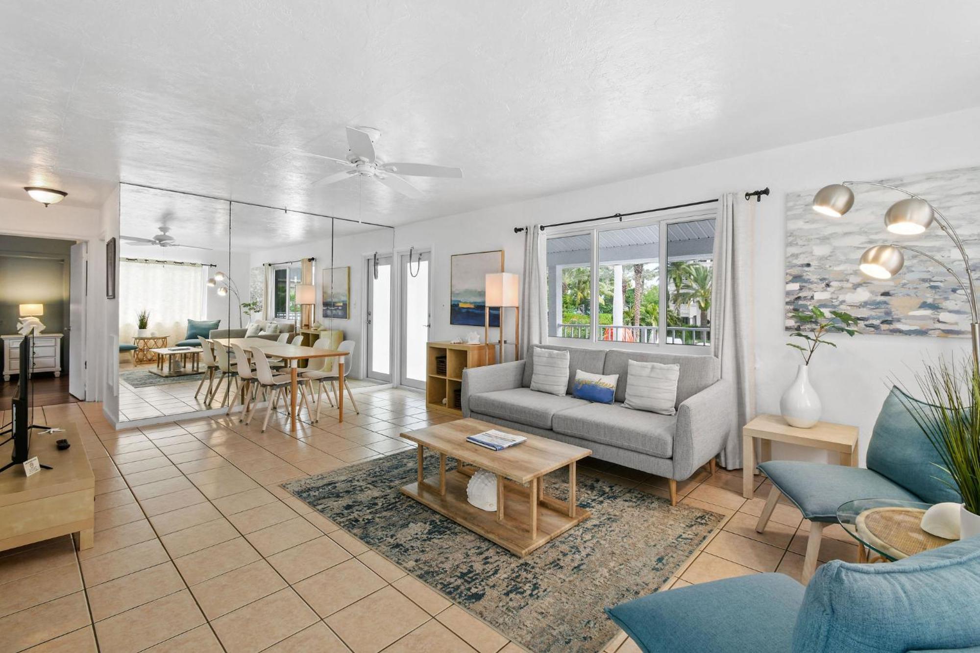 Sunshine Shores Boutique Apartments Palm Beach Shores Exterior photo