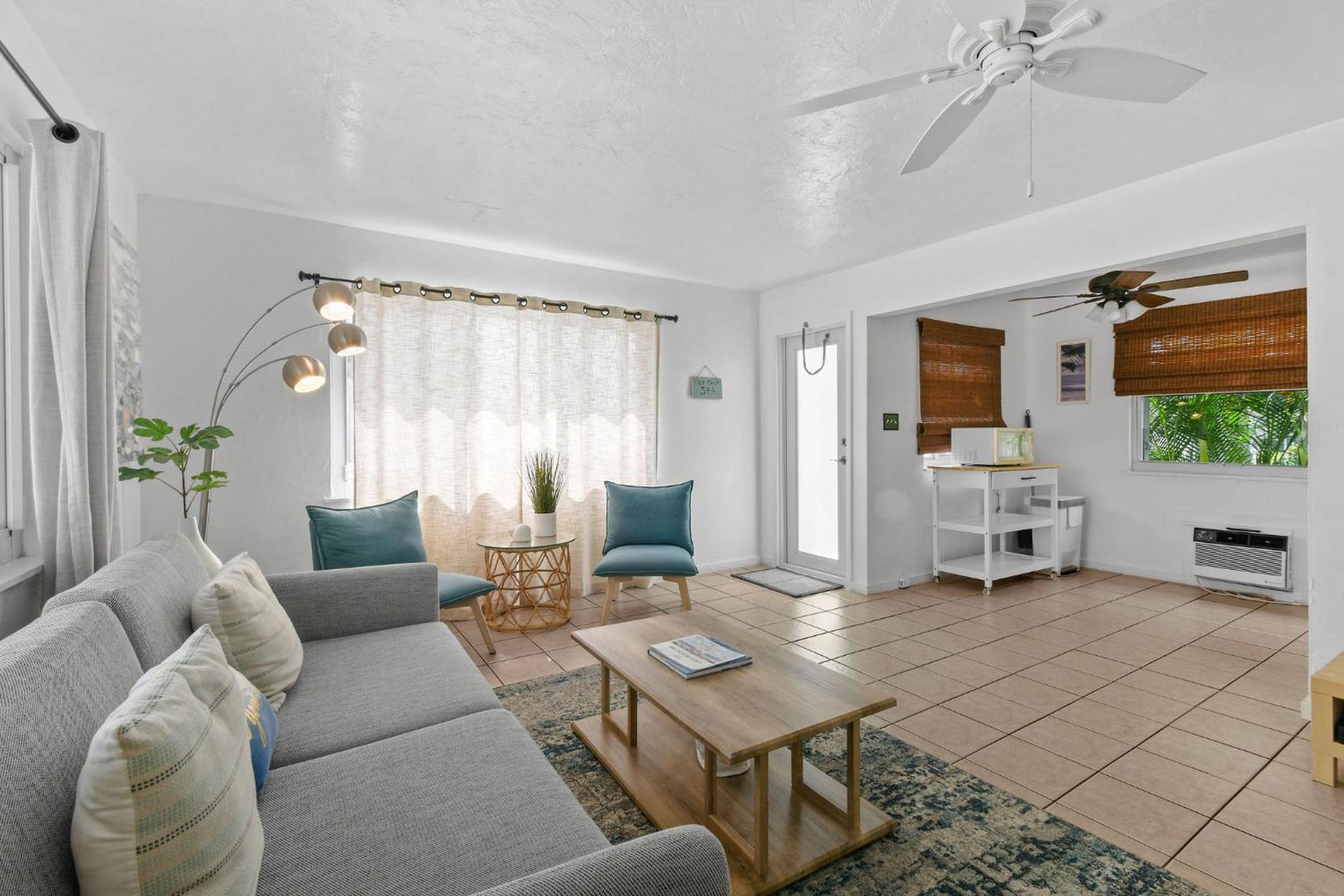 Sunshine Shores Boutique Apartments Palm Beach Shores Exterior photo