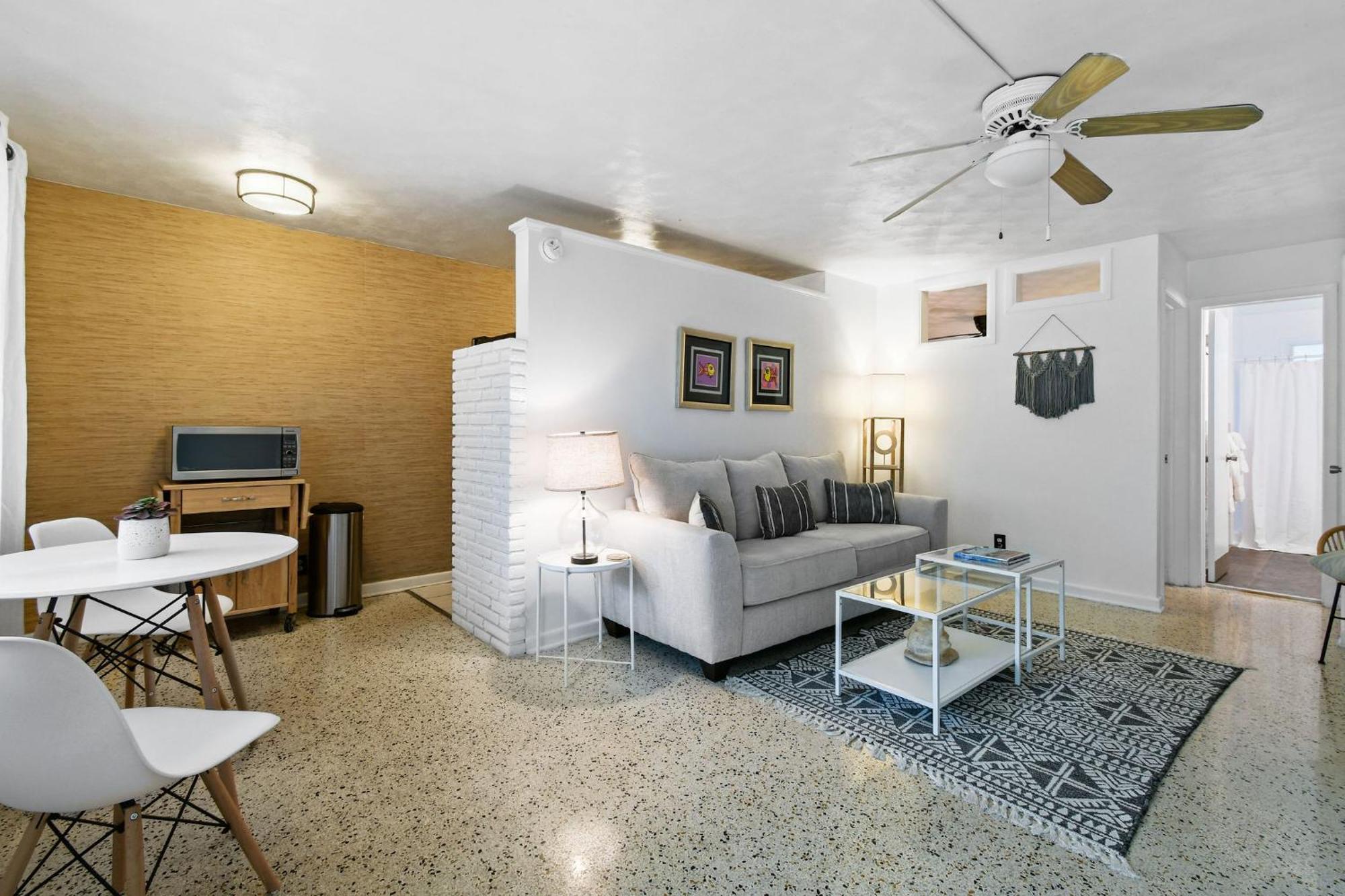 Sunshine Shores Boutique Apartments Palm Beach Shores Exterior photo