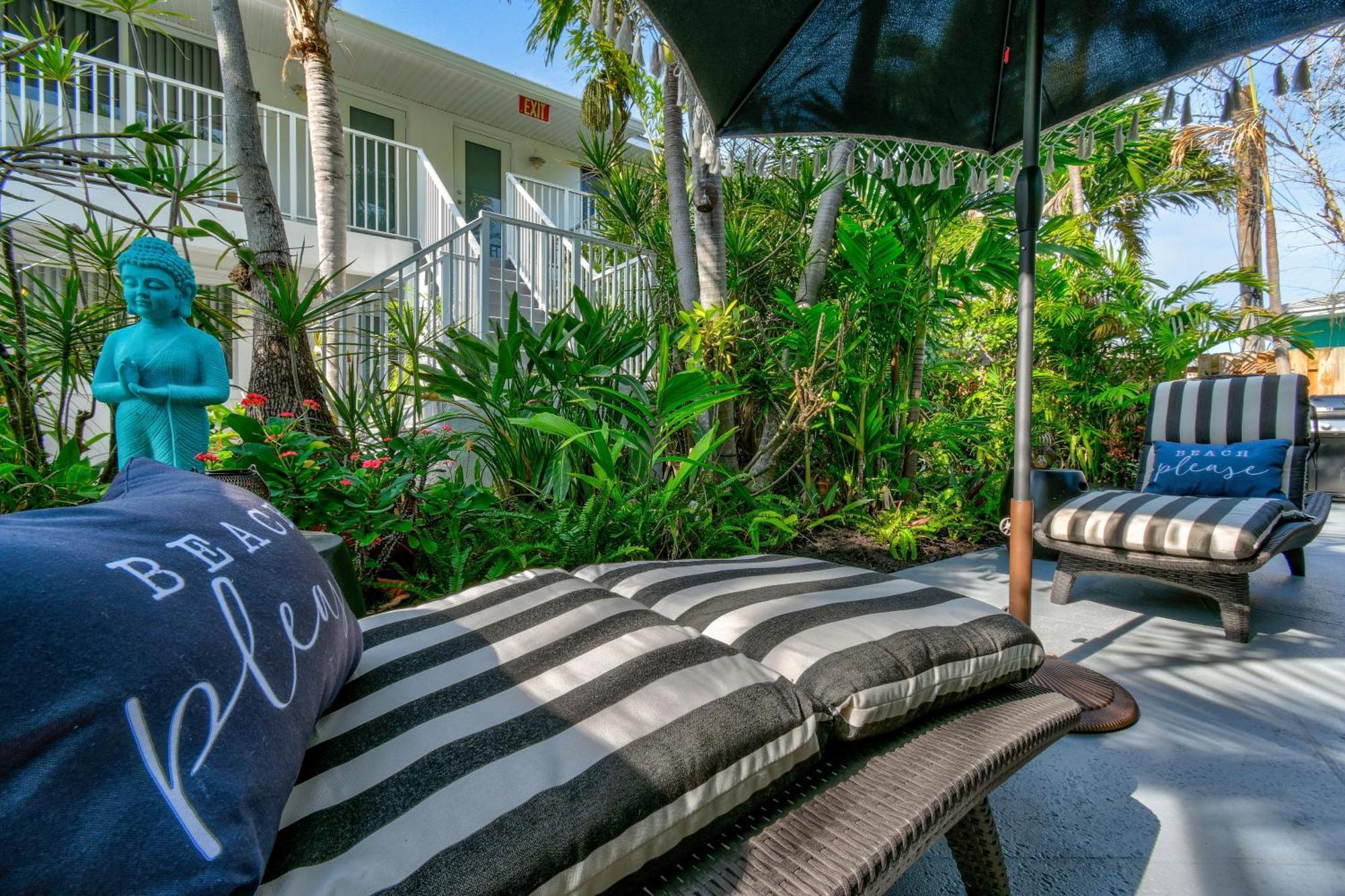 Sunshine Shores Boutique Apartments Palm Beach Shores Exterior photo