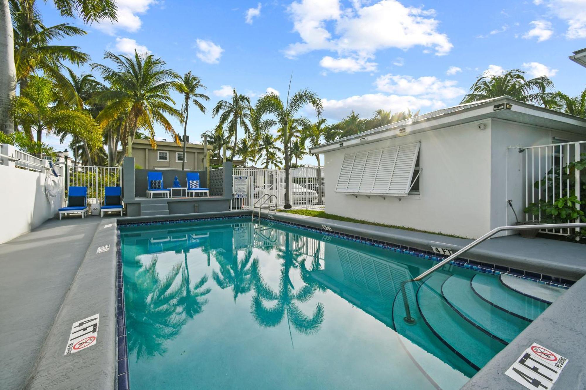Sunshine Shores Boutique Apartments Palm Beach Shores Exterior photo