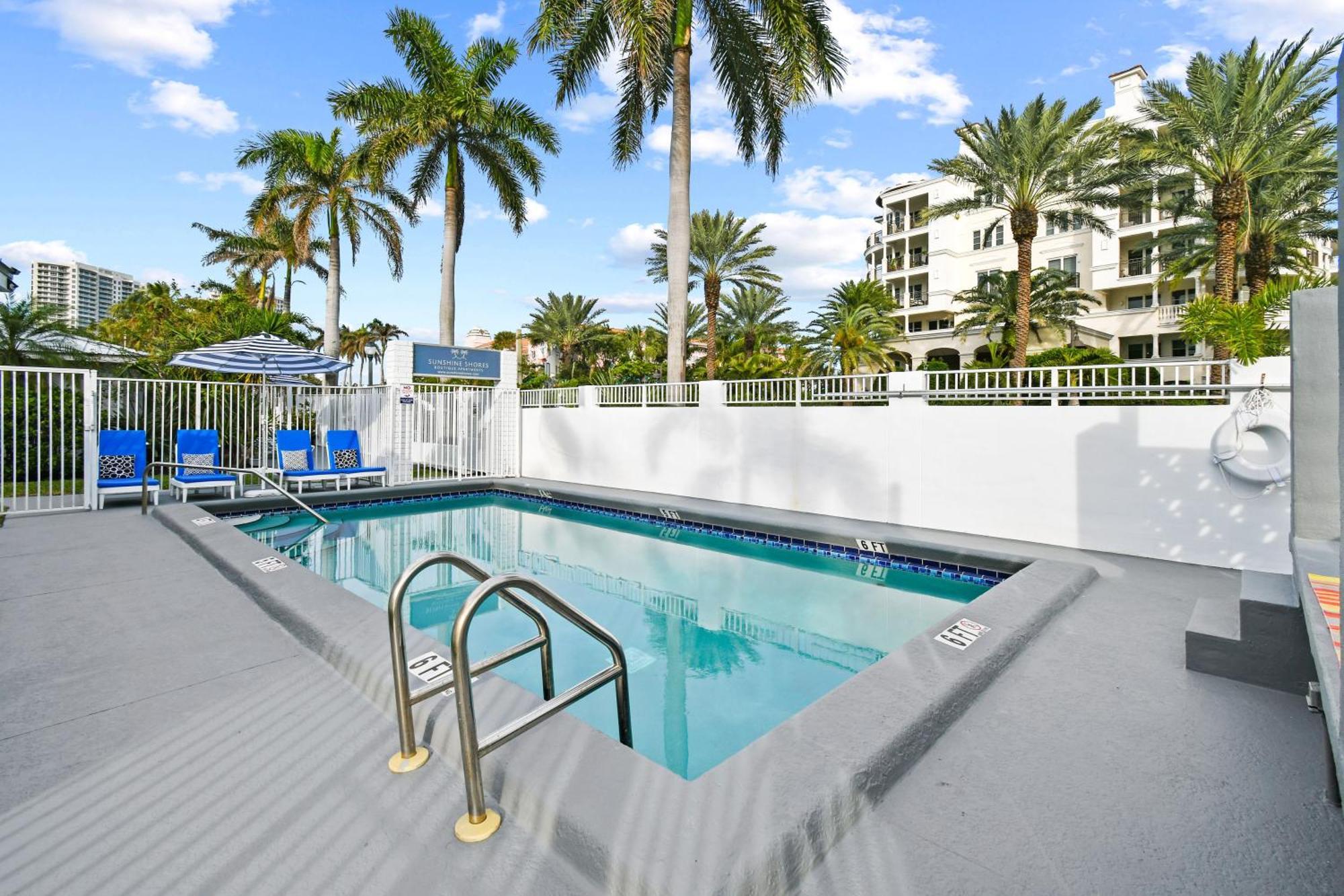 Sunshine Shores Boutique Apartments Palm Beach Shores Exterior photo