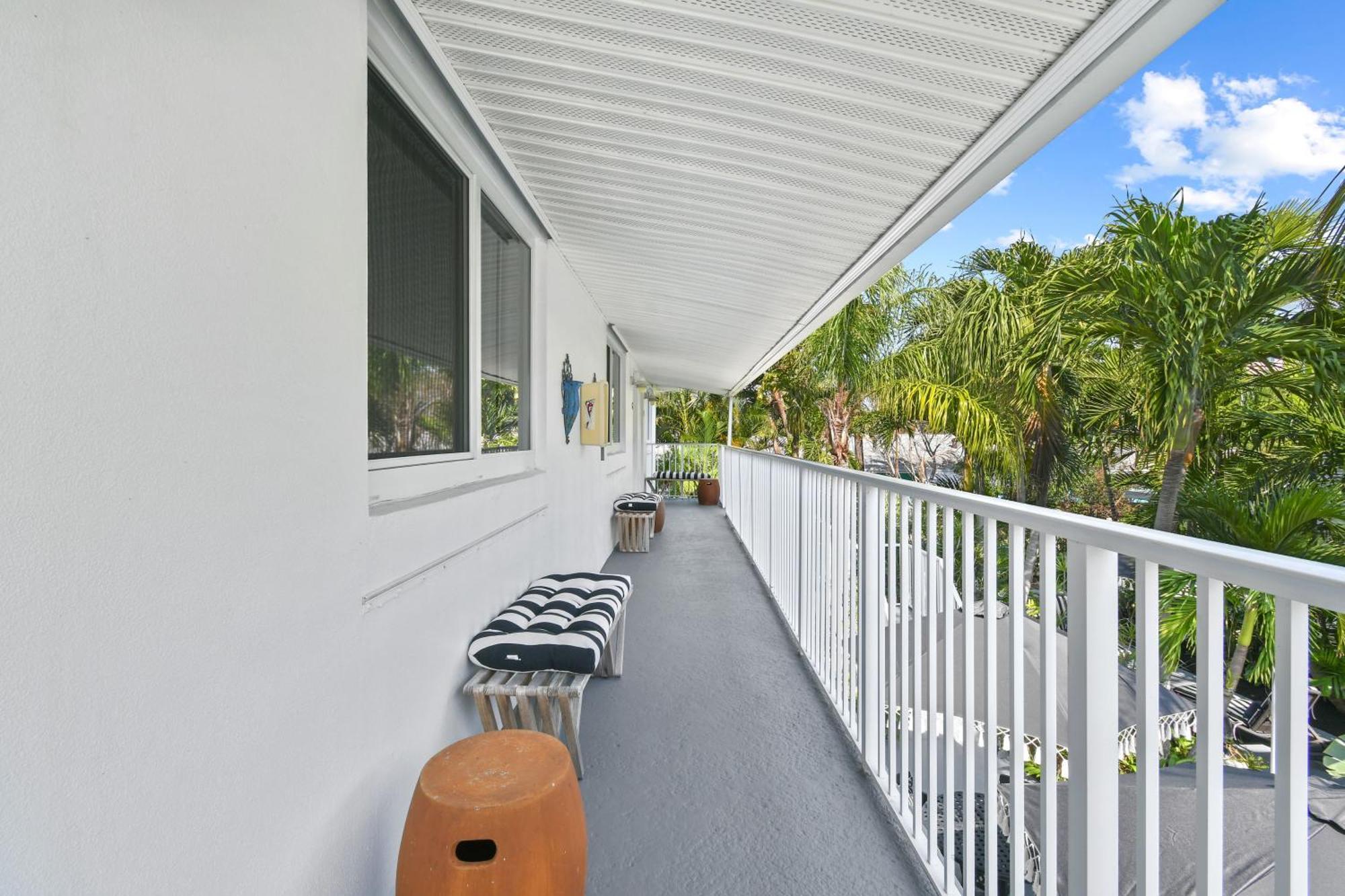 Sunshine Shores Boutique Apartments Palm Beach Shores Exterior photo