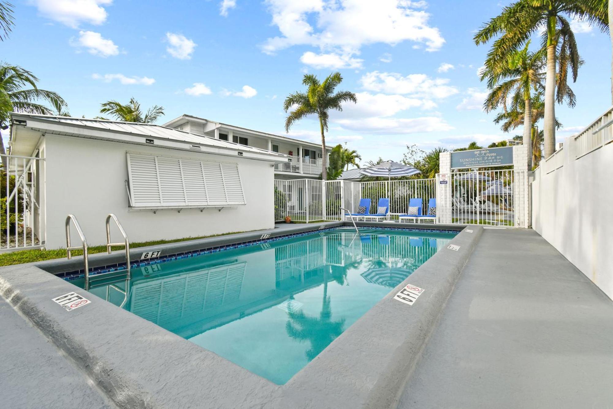 Sunshine Shores Boutique Apartments Palm Beach Shores Exterior photo
